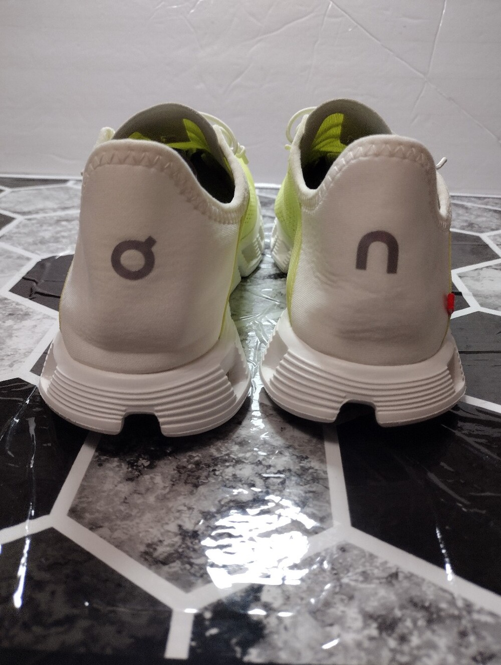 On Running Cloud 5 Coast sneakers in the Hay/Ivory colorway. Size 8 - Picture 7 of 11